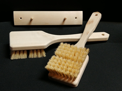 490-128: Set of 2 bath brushes (natural bristles) with 2-peg wood hanger